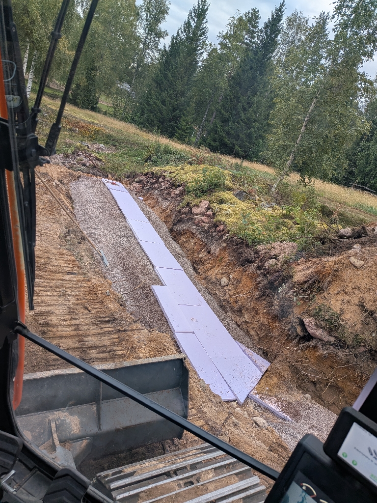Schaktgrav för avlopp i skogsterräng