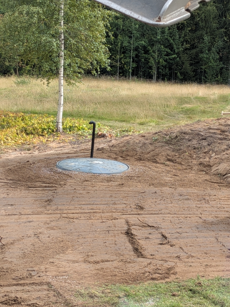 Avloppsanläggning återfylld med lock i marknivå